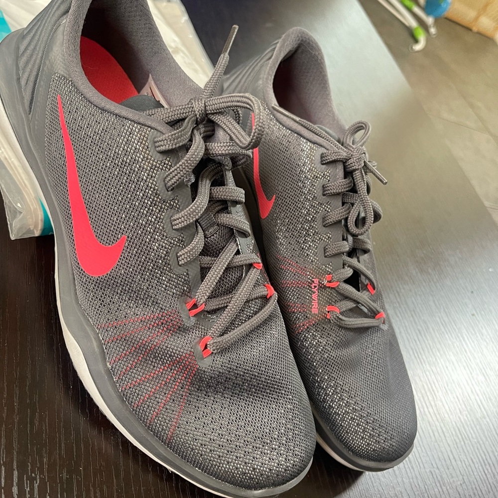 Nike Flex Supreme TR 5 Women's Shoes - Dark Gray and Hot Punch